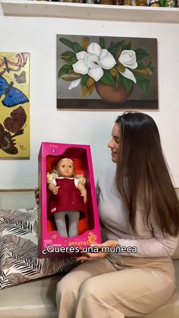 Video de Muñeca Ivory con vestido rojo