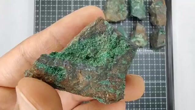 Video de 407 gr Brochantita Acicular (8 pz) - Minerales de Colección