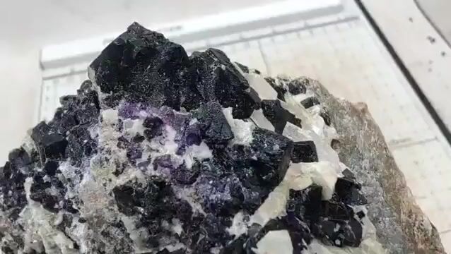 Video de Fluorita con Calcita (2.08 lbs)
