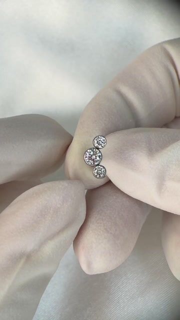 Vídeo de Labret cluster 3 zircônias encapsulado - Titânio Natural