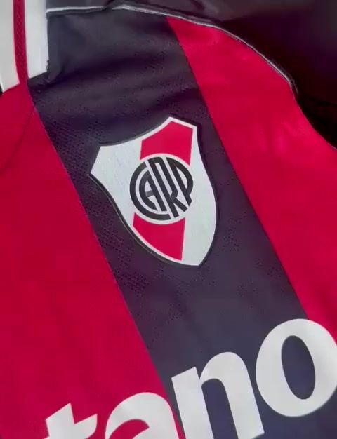 Video de CAMISETA RIVER 2025/26 MANGA LARGA SUPLENTE QUINTERO 10 - TELA JUGADOR