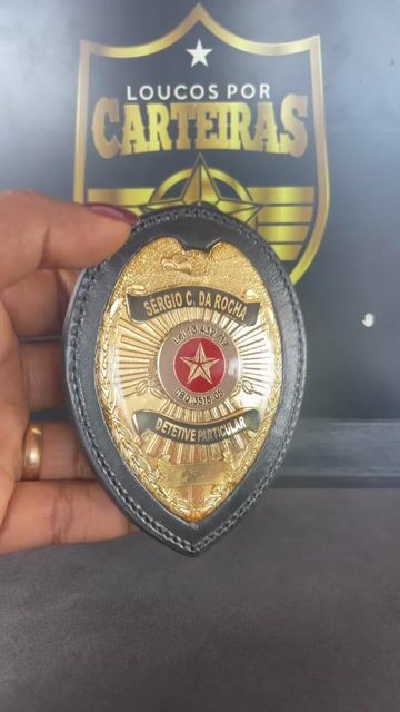 Video de Bolachão distintivo em couro com brasão - Detetive particular personalizado com nome