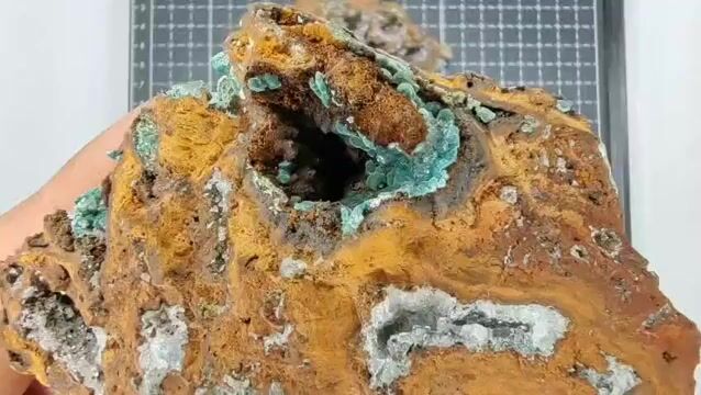 Video de 412 gr Conicalcita Cristalizada con Chabasita (6 Piezas) - Mineral de Colección