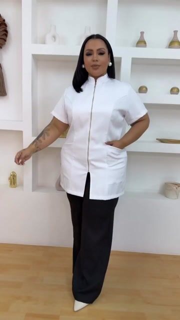 Video de Jaleco Feminino Slim Manga Curta com Zíper Dourado