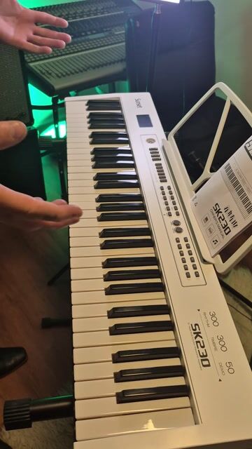 Video de Teclado Sunset SK230 Blanco 61 Teclas + Pie de Teclado