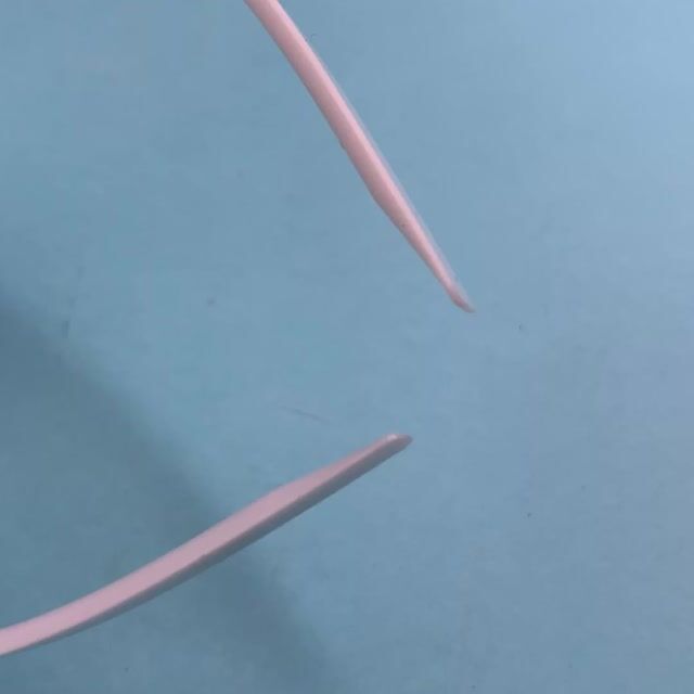 Vídeo de Tiara Dentinho Branca Resistente Ponta Fina (9.5mm) - 12 unidades