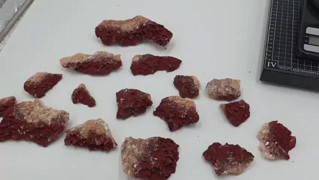 Video de 16 Piezas Ferro Calcita en Bruto | Espécimen 1.5 kg