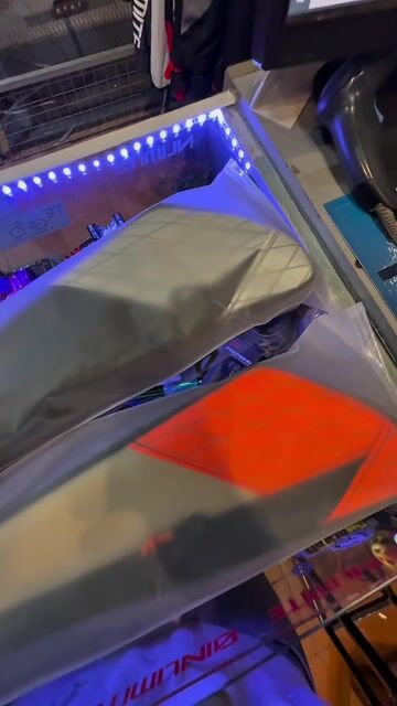 Video de Bolso Al Cuadro Enlee E2410 Upper Tube Polyester + Nylon + EVA board 210gr 2 Bolsillos 2.5 Litros