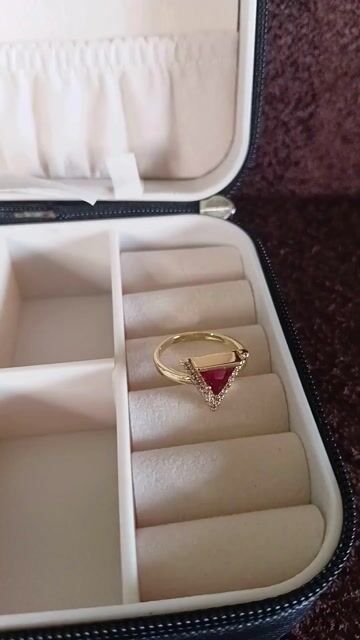 Vídeo de Anel em Formato de Triângulo com Zircônia na Cor Rubi e Cravejado com Micro Zircônias Banhado a Ouro 18K