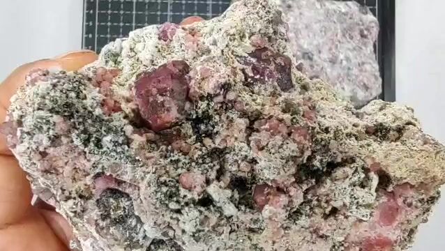 Video de 1.56 kg Granate Rosa de Coahuila (2 pz) - Minerales de Colección