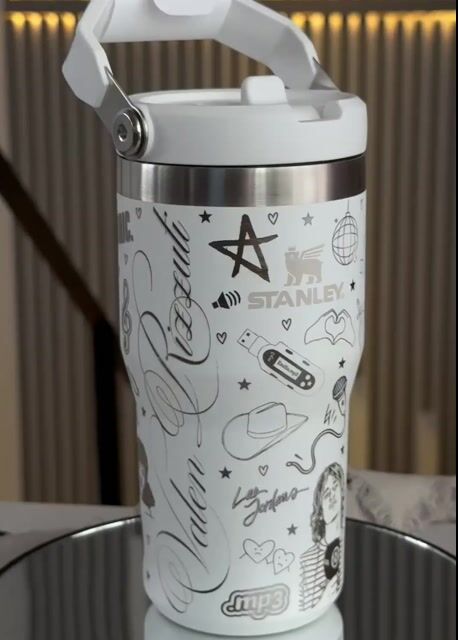 Video de BOTELLA STANLEY FLIP STRAW TUMBLER - 591 ML FULL GRABADO
