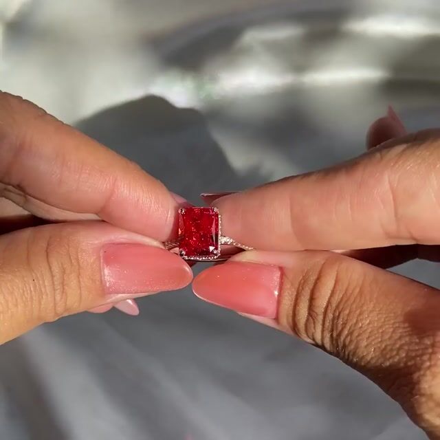 Video de Anel Heloisa · Prata 925 · Zircônia 8A Vermelho 4ct · Solitário Pedra Alta