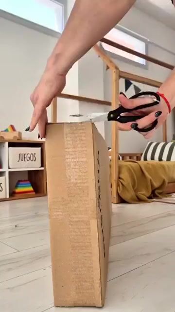 Video de Pizarra de pie 2 en 1: Pizarra para Marcador y Rollo de Papel