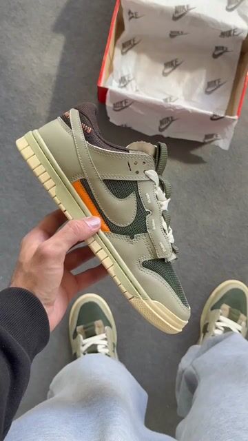 Vídeo de TÊNIS DUNK LOW JUMBO REVERSE BEGE COM VERDE