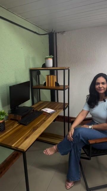 Video de Mesa Office Dallas em Madeira Maciça e Aço | Escrivaninha Industrial para Home Office
