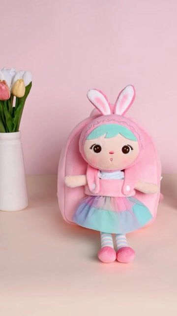 Video de METOO DOLL - MOCHILA COM BONECA 30CM KEPPEL COELHA LOLITA ARCO-ÍRIS