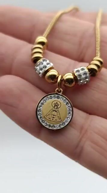 Video de Pulseira em Inox Dorado com Berloques e Strass e Pingente da Medalha de Nossa Senhora Aparecida