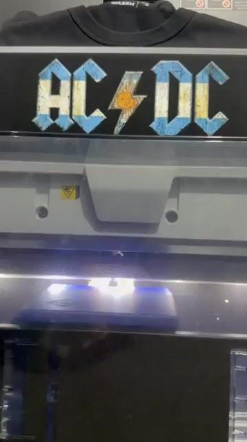 Video de Remera Ac Dc Power Up Angus Young Saltando