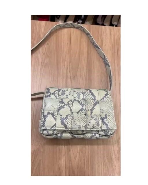 Vídeo de Bolsa Bottega Veneta Cassette Em Acabamento Python