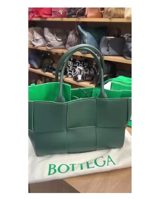 Vídeo de Bolsa Bottega Venetta Arco Tote Verde